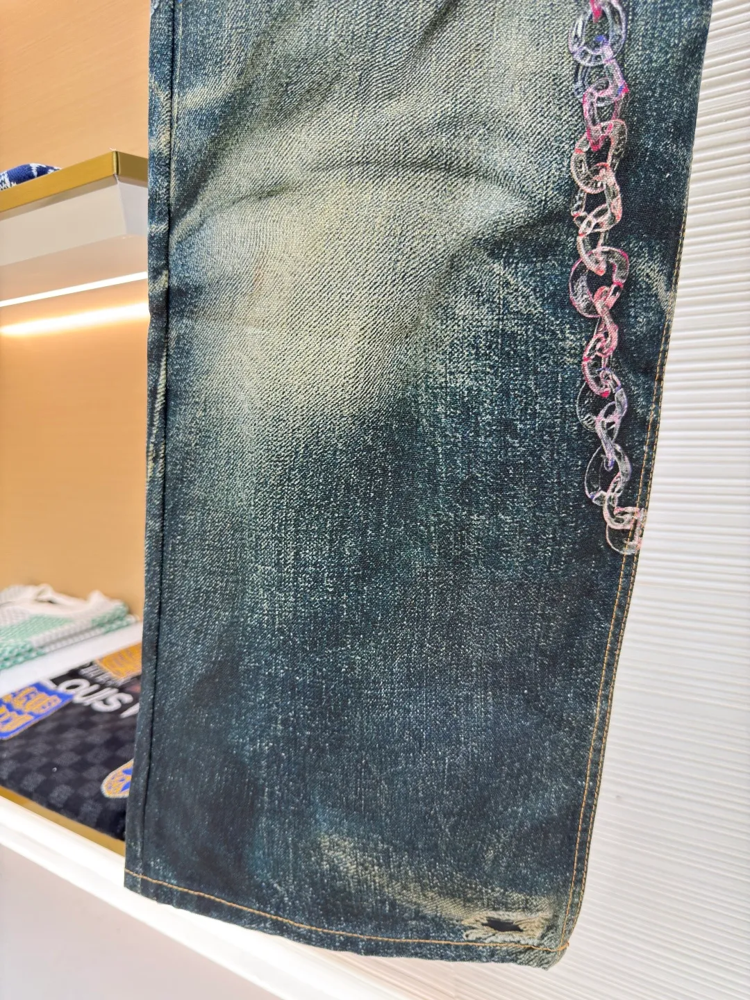 Acne Studios chain 3D printed straight jeans ●Authentic product: Purchased and developed by 4379 ●Item number: 1680156-A75 ●Material: denim ●Technology: Printing ●Version: fitted version ●Weight: about 600 grams ●Size: 42-44-46-48-50-52 ●Description: 1981M jeans are loosely cut, low-waisted, wide-legged and long. Decorated with a seasonal trompe l'oeil print and made from mid-blue washed non-stretch denim. The overall wiring is straight and delicate, the fabric is comfortable and soft, and the color is consistent without color difference. It can be matched with the same style to create a fashionable look and control various occasions. Customized accessories, complete with three standards, same style for men and women!